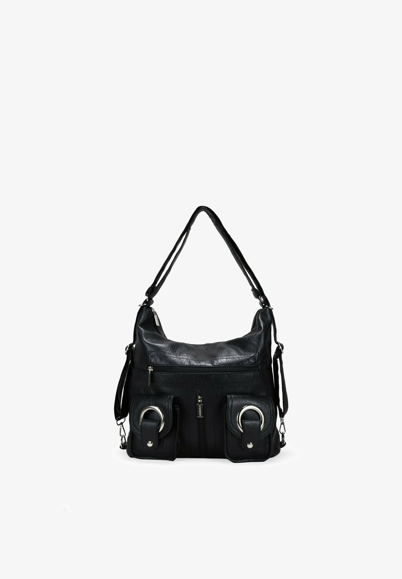 Bolso de mano de piel sintética negra con un diseño holgado, que presenta una parte superior con cremallera, dos bolsillos frontales con herrajes circulares y asas ajustables.
