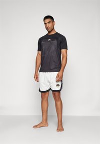 Venum AIR DRY TECH - Športne majice - deep black/desert sand
