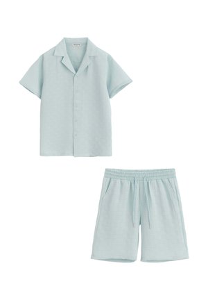 Chemise texturée bleu clair à manches courtes avec col et boutons, associée à un short assorti à taille élastique et cordon de serrage.