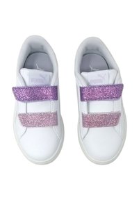Sneaker bianche con due cinturini in velcro glitterati viola. Intersuola in pelle liscia con punta rotonda e suole imbottite. Design minimalista.