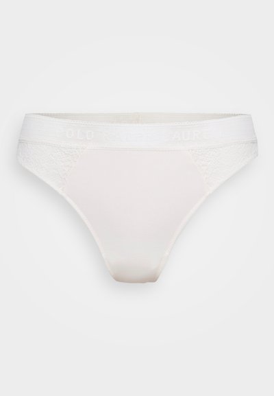Tanga branca com textura suave, painéis laterais em renda e um cós elástico com a marca "Polo Ralph Lauren" estampada.