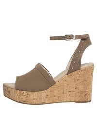 Braune Wildleder-Wedgesandalen mit einer Korkplattform, offenem Zeh und Knöchelriemen. Mit metallischen Nieten entlang des Riemens für zusätzliche Details.