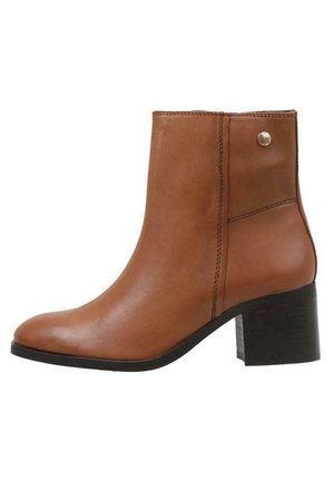 TOP3 Botines bajos - camel