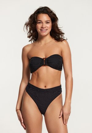 Fekete bikini szett, pánt nélküli toppal, texturált zebra mintázattal és narancssárga csattal, magas derekú alsóval párosítva.