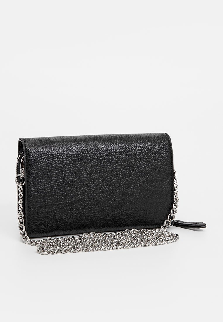 Schwarze, strukturierte Leder-Clutch mit einem silbernen Kettenriemen, mit Reißverschluss und einem klaren, rechteckigen Design.