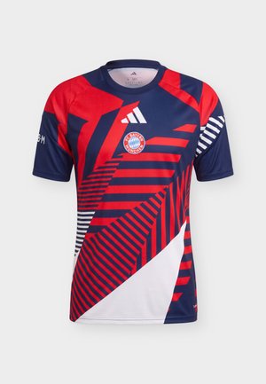 Dres FC Bayern Mnichov s krátkými rukávy s červenými, tmavě modrými a bílými geometrickými pruhy, logem Adidas a klubovým znakem na hrudi.
