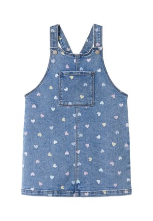 Vestido tipo peto de mezclilla azul con pequeños patrones de corazones multicolores y un bolsillo cuadrado frontal, con tirantes ajustables con botones.