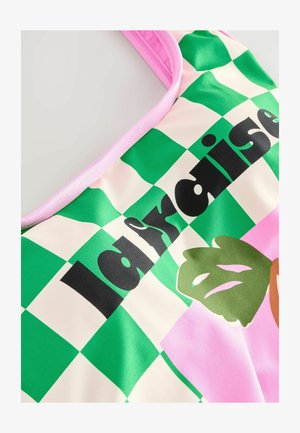 Grön och rosa rutigt tygkasse med svart text "la française" och blommiga grafik, med en rosa rem och slät textur.