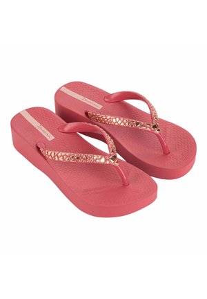 Infradito rosa con suola testurizzata, caratterizzati da un design a cuneo rialzato. Le cinghie in thong presentano un accento dorato e decorato.