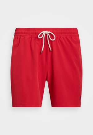 Røde badeshorts med elastisk midjebånd og hvit snor, sydd søm og en liten logo nederst til venstre.