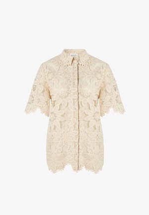 Kremna čipkasta bluza s kratkimi rokavi, z rožnatimi vzorci, valovitimi robovi, zapenjanjem na gumbe spredaj in klasičnim ovratnikom.