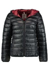 Svart quiltad pufferjacka med full dragkedja fram, huva och röd innerfoder, designad för kallt väder.