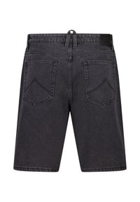 Mustat farkkushortsit, joissa on kaksi takataskua ja vyölenkkejä, näkyvät takaa valkoista taustaa vasten.