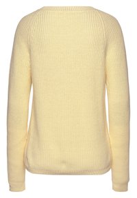 Jasnożółty dzianinowy sweter o fakturowanym wykończeniu, z długimi rękawami oraz prążkowanym, okrągłym dekoltem i ściągaczem u dołu. Widok od tyłu, bez wzorów i akcentów.