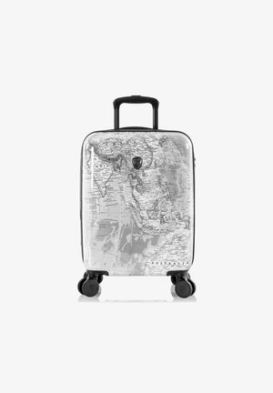 Hartschalenkoffer mit einem detaillierten Weltkarten-Druck in Schwarz-Weiß, ausgestattet mit einem ausziehbaren Griff und vier Rädern für einfache Mobilität.