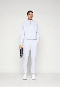 DKNY MINI LOGO SLIM FIT CARGO JOGGER WITH POCKETS - Treniņtērpa apakšdaļas - rain