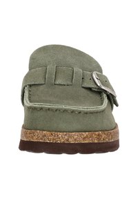 Scarpa slip-on in suede verde con dettaglio cinturino, suola intermedia in sughero e suola esterna in gomma marrone. Punta arrotondata e dettagli cuciti.