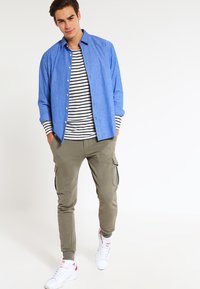 Urban Classics CARGO  - Treniņtērpa apakšdaļas - olive