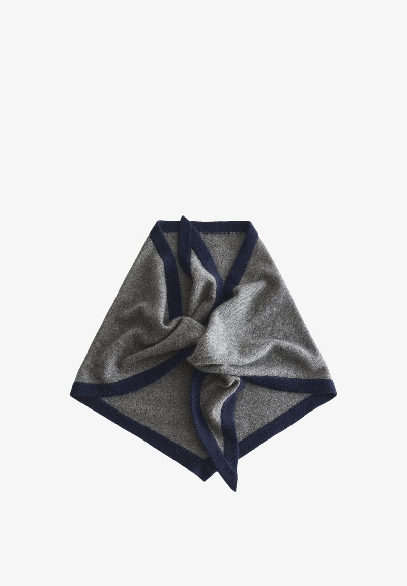 Écharpe carrée grise douce avec bordure bleu foncé, pliée et torsadée librement au centre.