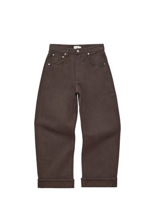 Donkerbruine jeans met rechte pijpen, omgeslagen manchetten, knoop- en ritssluiting, en voorzakken tegen een witte achtergrond.