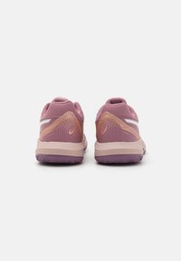 Roza i mauve sportske cipele s mrežastim gornjištem, podstavljenim ovratnikom i teksturiranom podlogom. Sadrže reflektivne detalje i čvrst, izdržljiv dizajn.