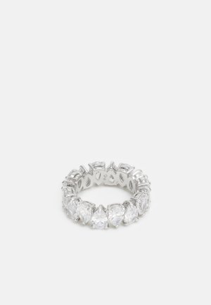 Silberner Ring mit großen, klaren, kissenförmig geschliffenen Edelsteinen, die durchgehend um den Ringband auf hellem Hintergrund gesetzt sind.