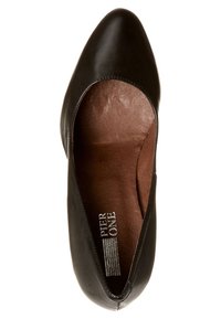 Chaussure plate en cuir noir avec un bout pointu et une texture lisse. L'intérieur comprend une semelle intérieure marron et un détail de logo sur la semelle de marche.