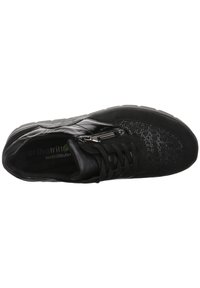 Sneaker nera con motivo testurizzato a forma di coccodrillo sulla parte superiore. Caratterizzata da una cerniera, lacci e una suola imbottita per il comfort.