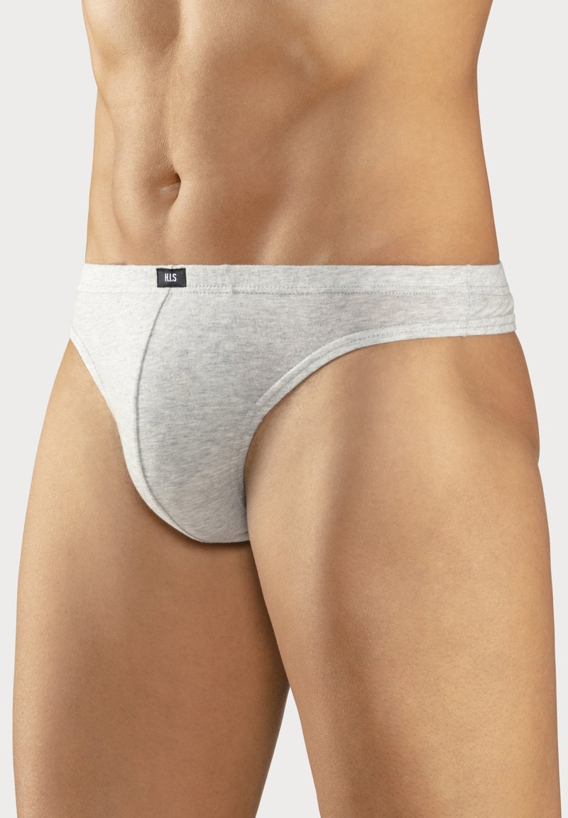 Graue Baumwollunterwäsche mit niedrigem Schnitt und glatter Textur. Verfügt über ein schwarzes Etikett mit "H.L.S." am Bund und hat ein minimalistisches Design.