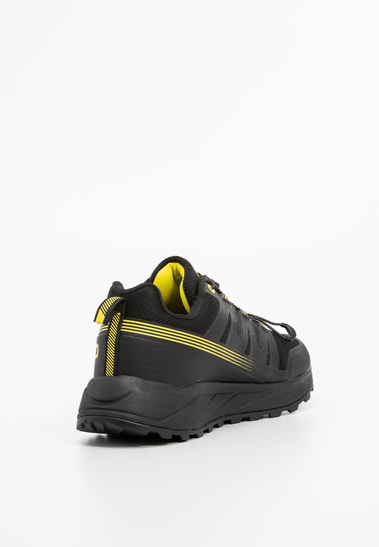 Schwarzer Sportschuh mit strukturiertem Obermaterial, gelben Akzenten, einer stabilen Sohle und einem gepolsterten Kragen. Verfügt über ein sicheres Schnürsystem für optimalen Sitz.