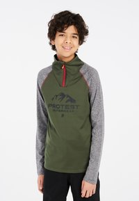Groene pullover met grijze lange mouwen, hoge kraag en een ritskraag. Heeft een geprint berglogo en rode accentstiksels.