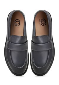 Grijze leren loafers met een gladde textuur, voorzien van een band over de wreef en een afgeronde neus. Het interieur toont een logo-afdruk.