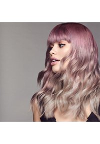 Cheveux longs et ondulés avec un dégradé allant du rose pastel aux racines jusqu'au blond clair aux pointes, avec une frange droite et une texture lisse.