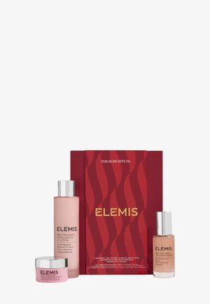 Trois produits de soin pour la peau Elemis à la rose — baume nettoyant, essence en lotion et micro-sérum — présentés avec un emballage rouge "The Rose Ritual".