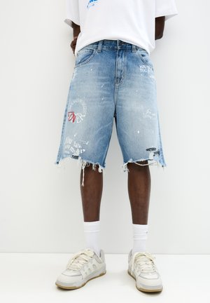 PULL&BEAR BAGGY BERMUDA - Denim shorts - blue denim