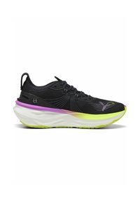 Schwarzer Sport sneaker mit einer strukturierten Oberseite, lila und limettengrünen Akzenten, dicker weißer Mittelsohle und gelber Außensohle. Verfügt über eine verstärkte Fersenschlaufe.
