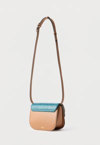 Καφέ δερμάτινη τσάντα ώμου με τυρκουάζ υφή στην εμπρόσθια πλευρά, με χρυσά μεταλλικά στοιχεία και μακρύ ιμάντα ρυθμιζόμενο.