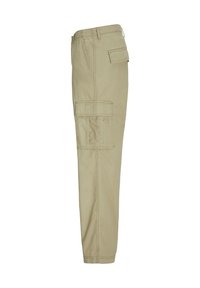 Pantaloni cargo beige con design a gamba dritta, realizzati in resistente tessuto di cotone. Presentano diverse tasche laterali e dettagli di cucitura in vista.