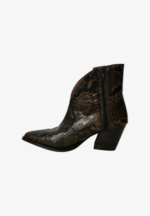 Botín de piel de serpiente en tonos marrón y negro con punta afilada, cremallera lateral y tacón cuadrado. Textura suave, acabado pulido y patrón distintivo.