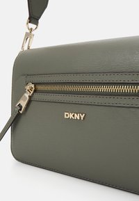 DKNY BRYANT AVE FLAP - Borsa a tracolla - olive