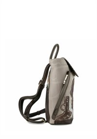 Grauer Stoffrucksack mit strukturierter Oberfläche, auf einer Seite mit einem grafischen Design, braunen Lederakzenten und verstellbaren Riemen.