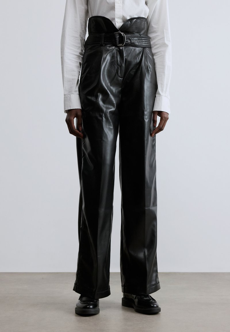 Svarta läderbyxor med hög midja och vida ben. Har ett texturerat bälte med ett runt spänne. Slät, glansig finish.