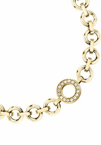 Collana in oro con anelli circolari e un pendente centrale a forma di cerchio, accentuato da piccole pietre trasparenti attorno al bordo.
