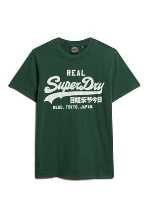 T-shirt verde in cotone con grande testo bianco che recita "REAL SuperDry" con caratteri giapponesi e "REGD. TOKYO, JAPAN."