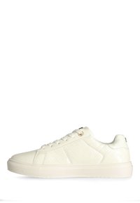 Vita syntetiska sneakers med en texturerad, vävd mönster på sidorna, platt gummisula, rund tå och snörningsdesign. Guldackent vid hälen.