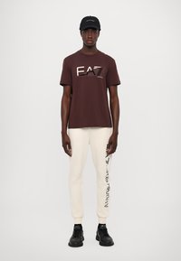 EA7 Emporio Armani Tričko s potlačou - puce