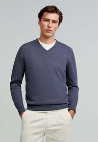 Scalpers V NECK - Strickpullover - greyish blue