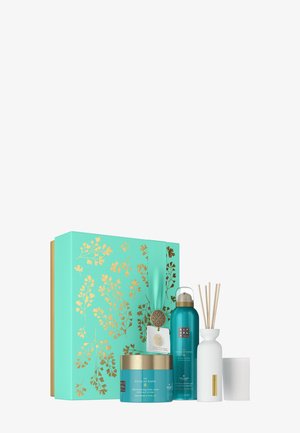 Turkise og gull blomster gaveeske med kroppskrem, skummende dusjgel, reed diffuser og hvit lysestake.