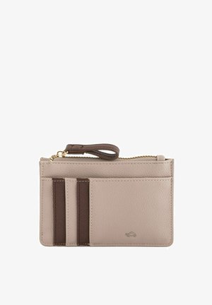 Portefeuille en cuir beige avec des accents marron, doté d'une fermeture éclair, de quatre emplacements pour cartes et d'une lanière pour le transport. Surface texturée, design minimal.