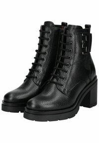 Stivali alla caviglia in pelle nera con finitura testurizzata, design con lacci, tacco prominente e dettagli decorativi in metallo sul lato.